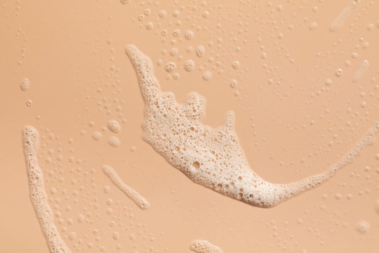 Sulfatfreie Tenside in Duschgelen: Warum Sodium Cocoyl Isethionate besonders für empfindliche Haut geeignet ist