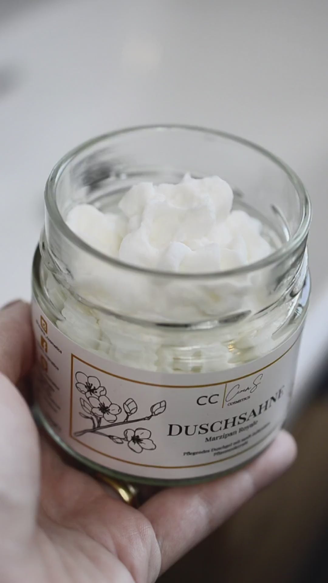 Video laden: Die Duschsahne von CevenS cosmetics hat eine wunderbare Konsitenz, wie aufgeschlagene Sahne