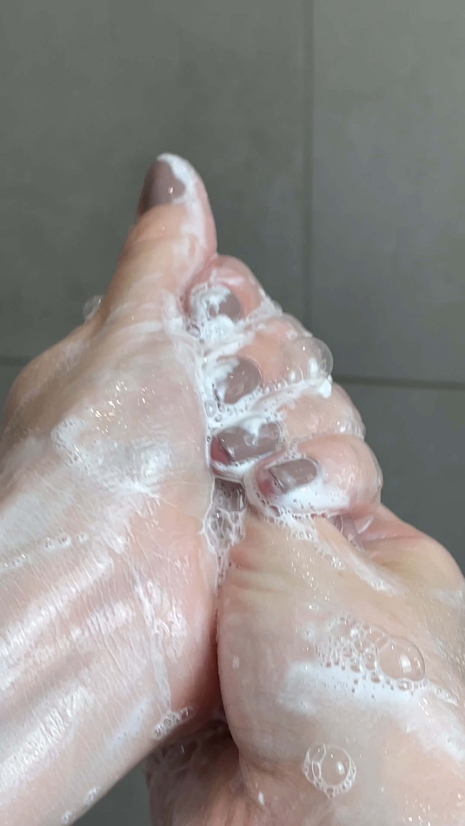 Duschsahne hinterlässt durch den hohen Fettanteil ein Gefühl wie eincremen